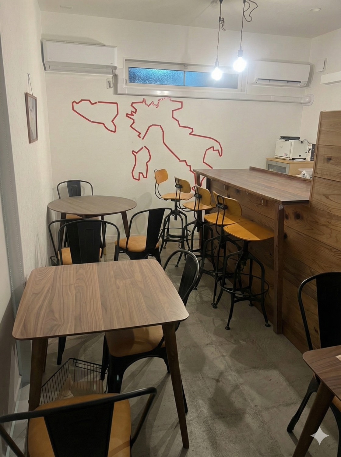 デートにおすすめ おしゃれな店内と赤いイタリア地図のアート